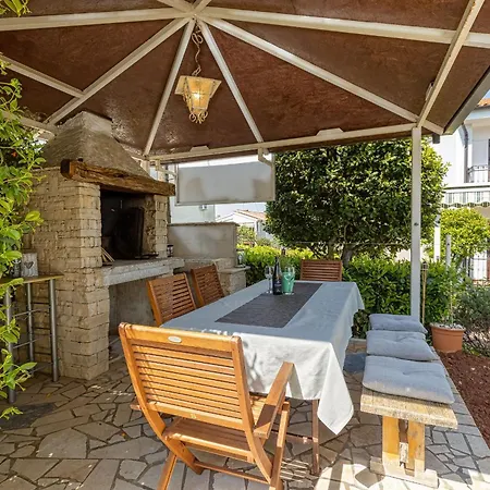 Apartman Grosse In Mit Moebliertem Balkon Porec