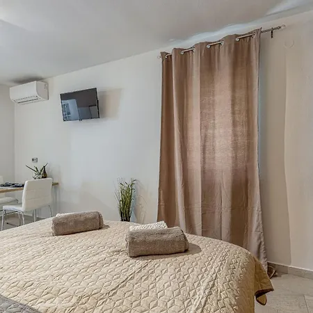 Grosse In Mit Moebliertem Balkon Apartman *