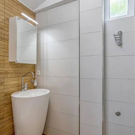 Grosse In Mit Moebliertem Balkon Apartman