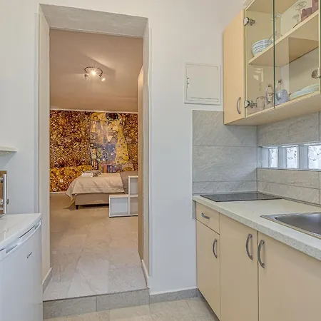 Apartment Grosse In Mit Moebliertem Balkon Porec