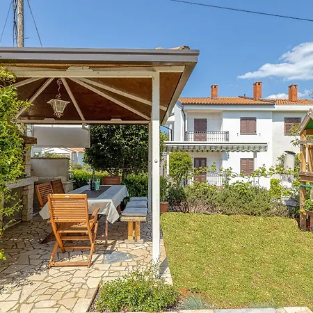 דירה Grosse In Mit Moebliertem Balkon