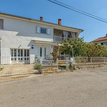 Grosse In Mit Moebliertem Balkon Apartment Porec
