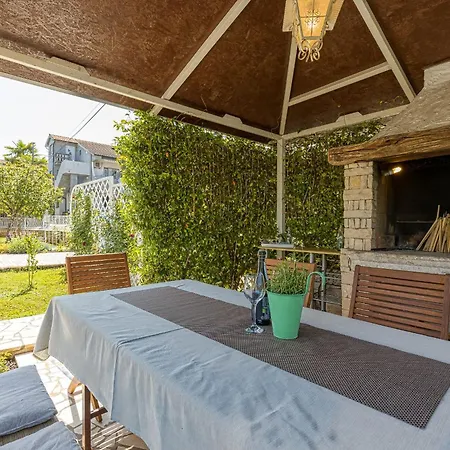 Grosse In Mit Moebliertem Balkon Apartment Porec